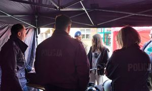 Policjantka i dwóch policjantów stoi przed młodzieżą.