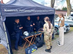 Policjanci rozmawiają z dwiema dziewczynami.
