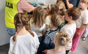 Uczniowie mają pobierane odciski palców.