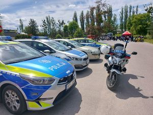 Policjanci zabezpieczają zlot motocyklowy.