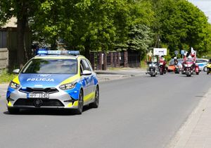 Policjanci zabezpieczają zlot motocyklowy.