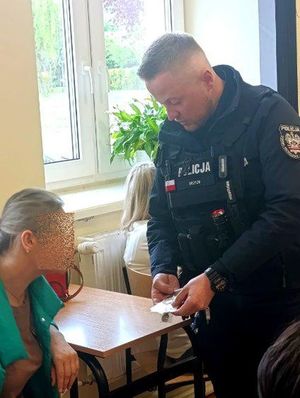 Policjanci na spotkaniu z rodzicami.
