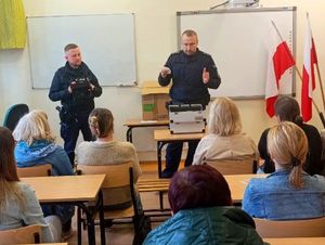 Policjanci na spotkaniu z rodzicami.