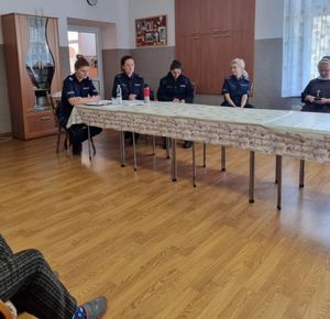 Policjantki na debacie społecznej z seniorami.