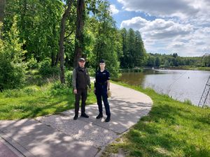 Policjantka i strażnik leśny patrolują miejsca przy zbiornikach wodnych.