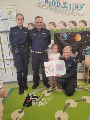 Policjanci stoją przy małej dziewczynce.