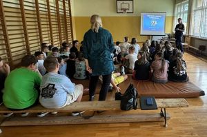 Policjantka na spotkaniu z uczniami podstawówki.