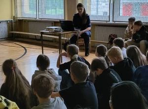 Policjantka na spotkaniu z uczniami podstawówki.