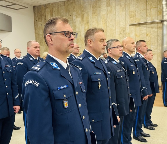 Policjanci stoją w szeregu.