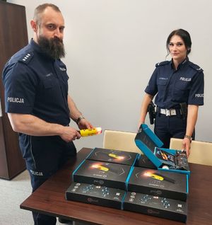 Policjantka i policjant oglądają nowe promilery.