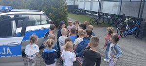 Policjantka na spotkaniu z dziećmi.
