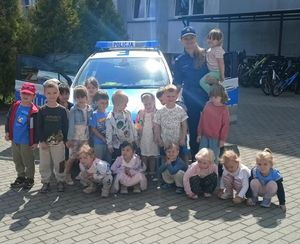 Policjantka na spotkaniu z dziećmi.