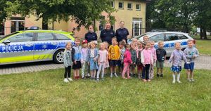Policjanci na spotkaniu z dziećmi.