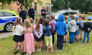 Policjanci na spotkaniu z dziećmi.