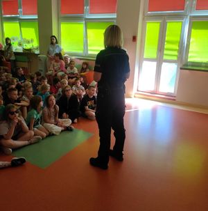 Policjantka na spotkaniach z dziećmi.