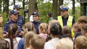 Policjanci i policjantki na spotkaniu z dziećmi przebywającymi na półkoloniach.