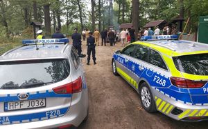 Policjanci i policjantki na spotkaniu z dziećmi przebywającymi na półkoloniach.