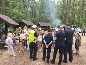 Policjanci i policjantki na spotkaniu z dziećmi przebywającymi na półkoloniach.
