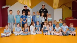 Policjanci na spotkaniu z przedszkolakami.