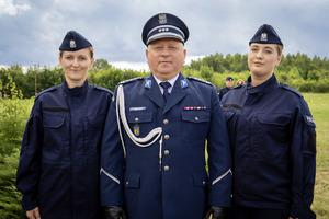 Komendant Powiatowy Policji a po jego lewej i prawej stronie nowo przyjęte policjantki.