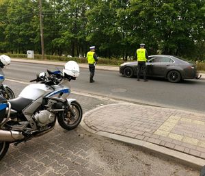 Policjanci badają trzeźwość kierującym pojazdami.