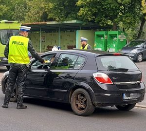Policjanci badają trzeźwość kierującym pojazdami.