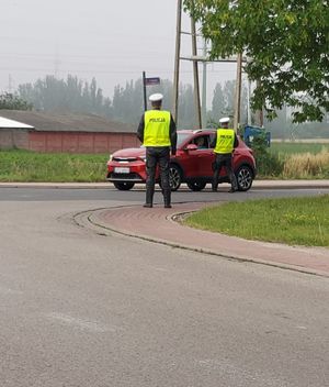 Policjanci badają trzeźwość kierującym pojazdami.