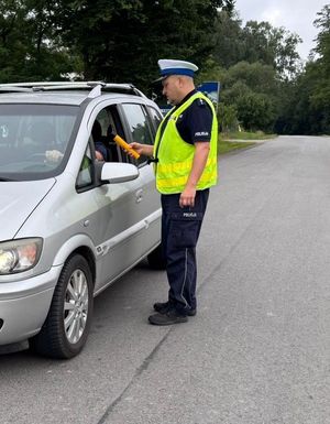 Policjanci badają trzeźwość kierującym pojazdami.