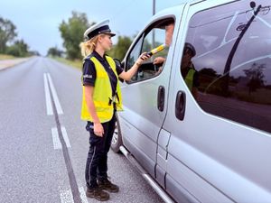 Policjanci badają trzeźwość kierującym pojazdami.