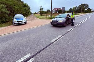 Policjanci badają trzeźwość kierującym pojazdami.