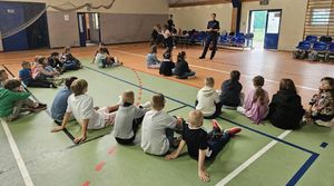 Policjantki i policjanci na spotkaniach z dziećmi.