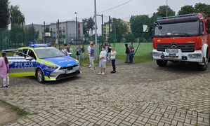 Policjantki i policjanci na spotkaniach z dziećmi.
