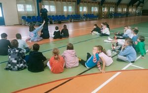 Policjantki i policjanci na spotkaniach z dziećmi.