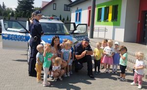 Policjantki i policjanci na spotkaniach z dziećmi.