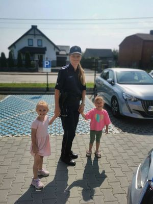 Policjantki i policjanci na spotkaniach z dziećmi.