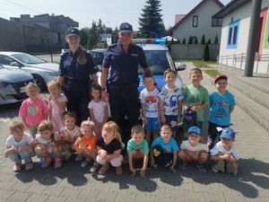 Policjantki i policjanci na spotkaniach z dziećmi.