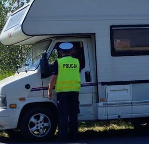 Policjant kontroluje trzeźwość kierowców.