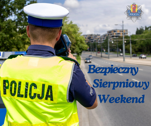 Policjant mierzy prędkość, obok napis długi bezpieczny weekend.