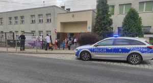 Radiowóz stoi przed szkołą.