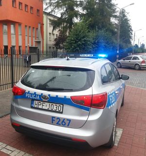 Radiowóz stoi przed szkołą.