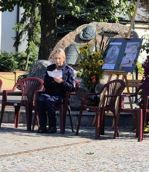 Policjantka czyta fragment Jana Kochanowskiego.