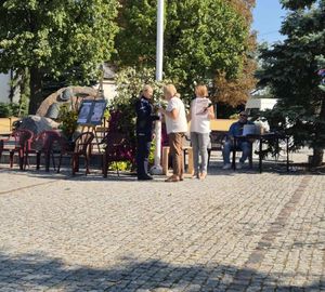 Policjantka witana na przedsięwzięciu narodowego czytania.
