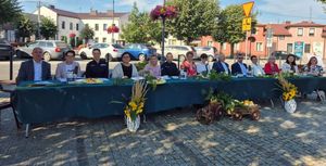 Przedstawiciele władz i samorządów w Tuszynie.