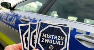 Mandatownik, urządzenie do pomiaru prędkości i naklejki mistrzu zwolnij.