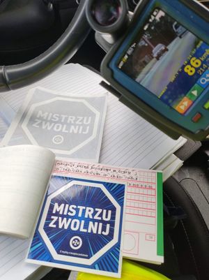 Mandatownik, urządzenie do pomiaru prędkości i naklejki mistrzu zwolnij.