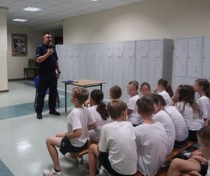 Policjant na spotkaniu z dziećmi.