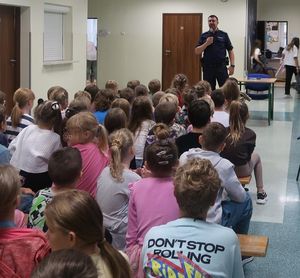 Policjant na spotkaniu z dziećmi.
