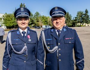 Wyróżniona medalem Pani Komendantka i komendant stoją obok siebie.