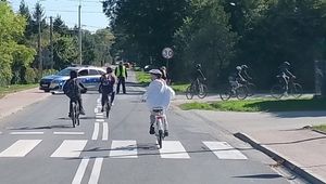 Policjanci zabezpieczają rajd rowerowy.