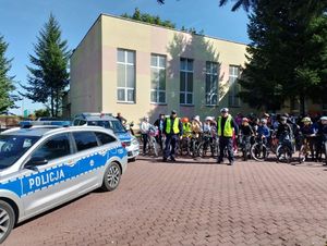Policjanci zabezpieczają rajd rowerowy.